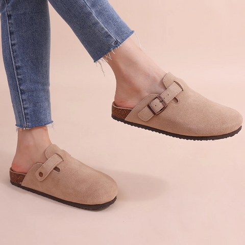 Bovenaanzicht dames comfort pantoffels, zachte materialen en brede opening voor gemakkelijk instappen.