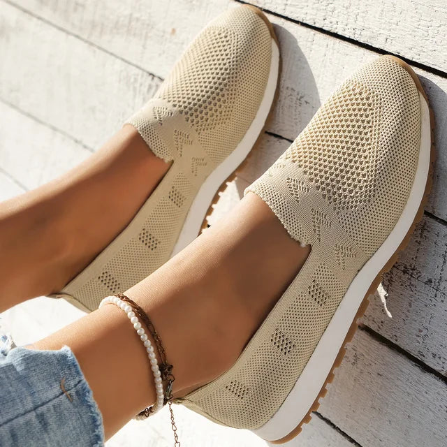 Stijlvolle slip-on damesschoenen, perfect voor lente en zomer. Comfortabele en ademende instappers.