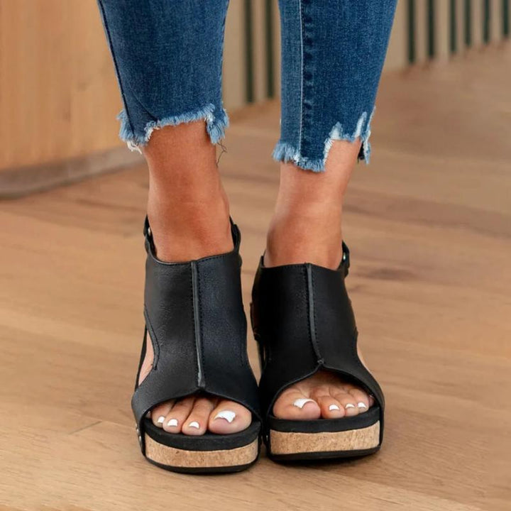 Vrouw draagt comfortabele orthopedische dames sandalen met optimale voetsteun, ideaal voor een actieve zomerdag.