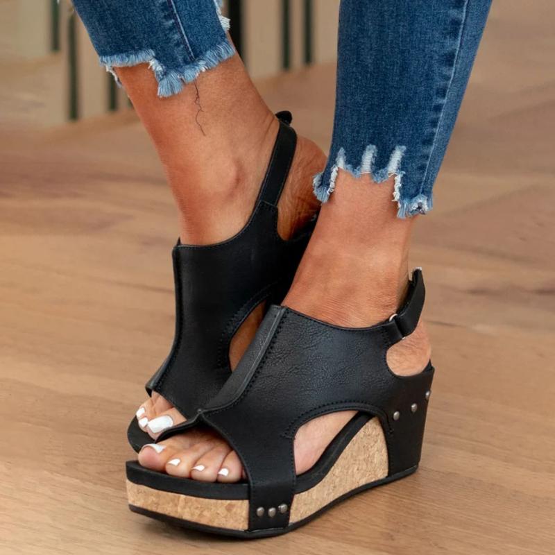 Zomerse beige orthopedische dames sandalen met voetsteun, gemakkelijk verstelbaar voor persoonlijke pasvorm.