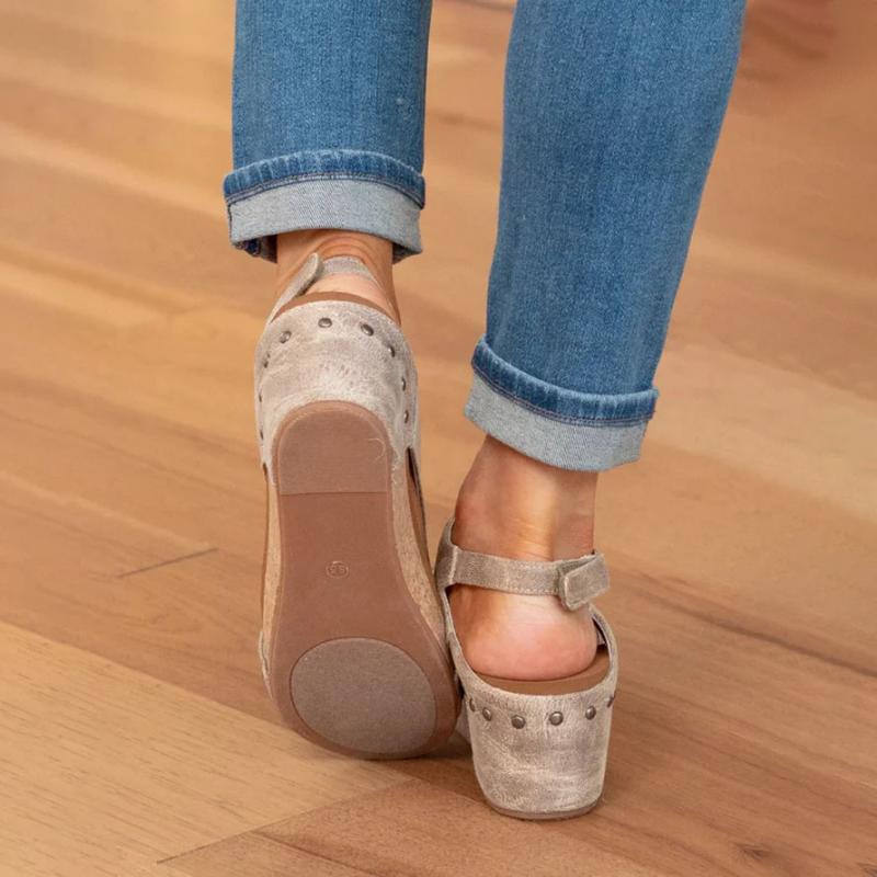 Beige orthopedische dames sandalen, modieus en comfortabel, met optimale ondersteuning en verstelbare banden.
