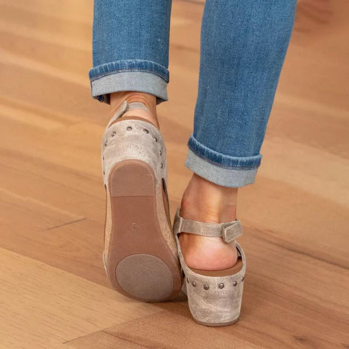 Beige orthopedische dames sandalen, modieus en comfortabel, met optimale ondersteuning en verstelbare banden.