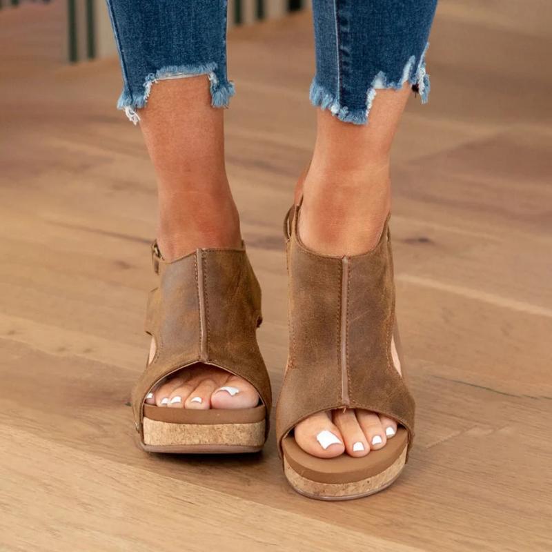 Bovenaanzicht van beige dames sandalen, orthopedisch, met verstelbare banden voor een perfecte pasvorm en comfort.