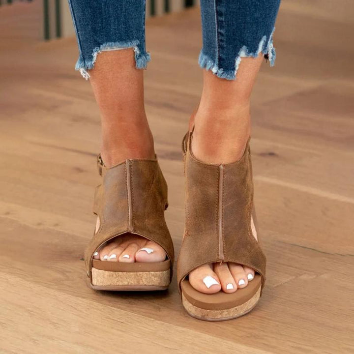 Bovenaanzicht van beige dames sandalen, orthopedisch, met verstelbare banden voor een perfecte pasvorm en comfort.