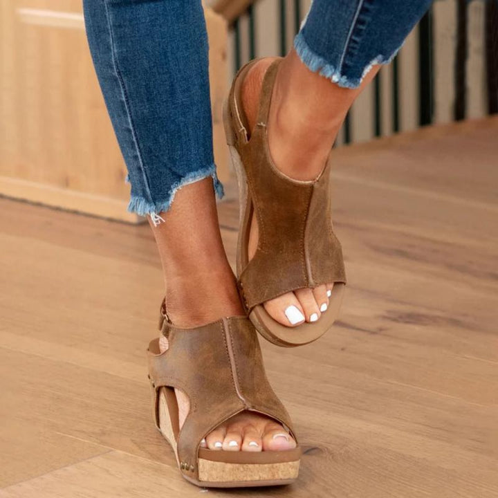 Antislip zool van bruine orthopedische dames sandalen, biedt stabiliteit en comfort voor dagelijks gebruik.