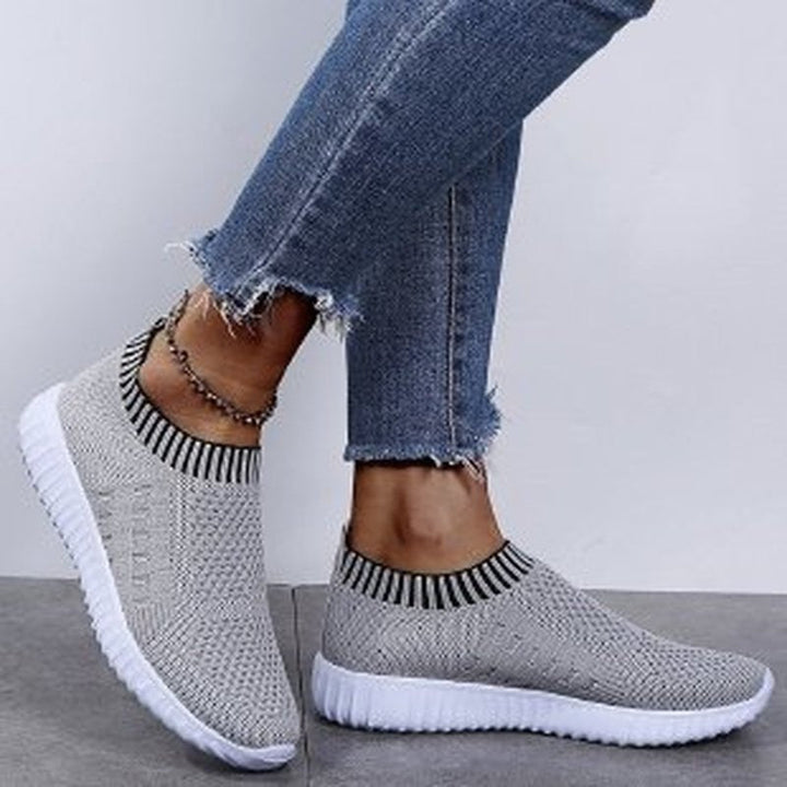 Zwarte dames comfort wandelschoenen, speciaal ontworpen voor voetpijn verlichting en optimaal loopcomfort.