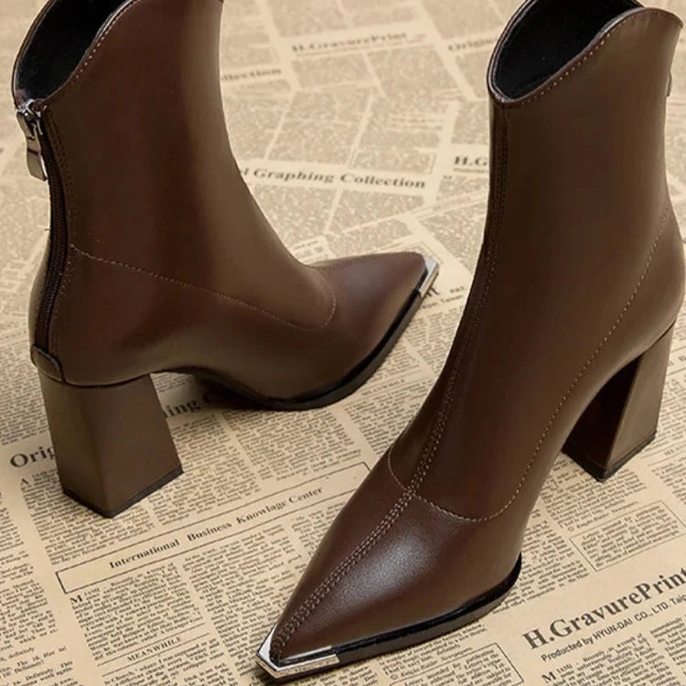 Trendy bruine dames orthopedische enkellaarzen met western details, blokhak en comfortabele pasvorm.