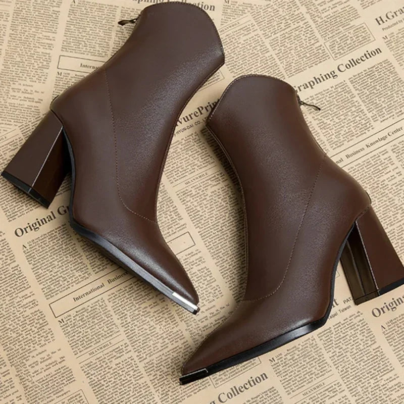Bruine orthopedische dames enkellaarzen, comfortabel, western look, met blokhak voor winter.