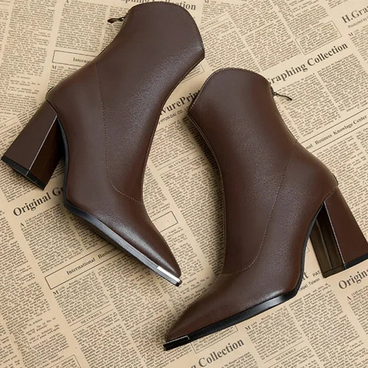 Bruine orthopedische dames enkellaarzen, comfortabel, western look, met blokhak voor winter.