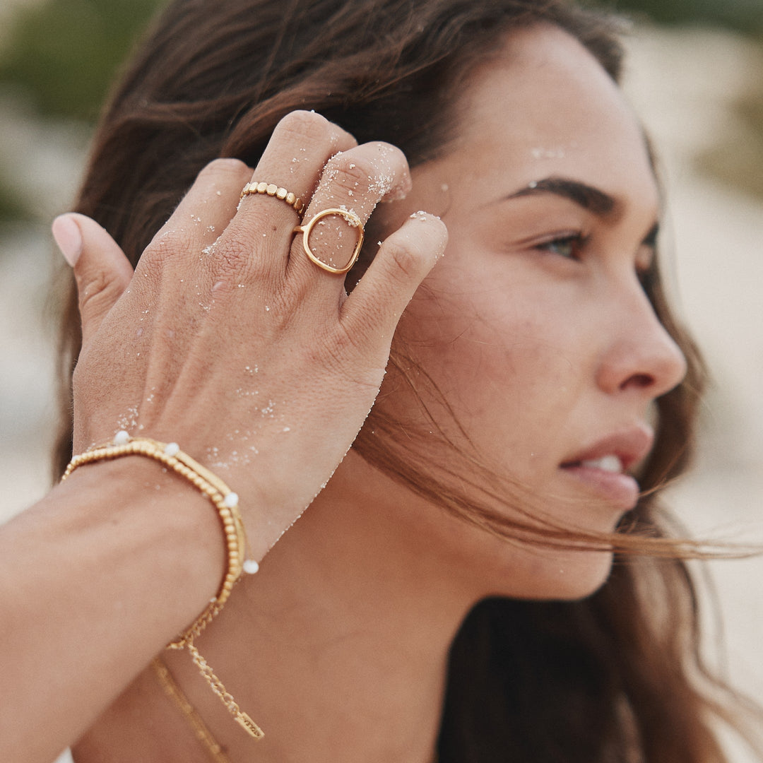 Zilveren damesring met ovale vorm, perfect voor een minimalistische look.