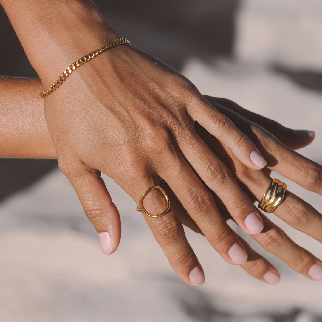 Elegante minimalistische ovale ring voor dames, verkrijgbaar in goud of zilver.