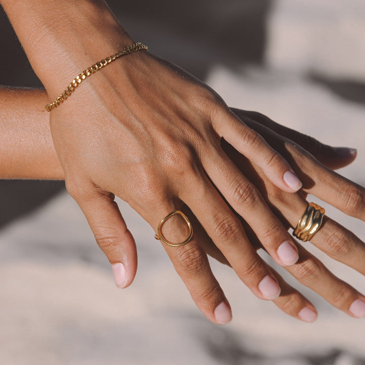 Elegante minimalistische ovale ring voor dames, verkrijgbaar in goud of zilver.