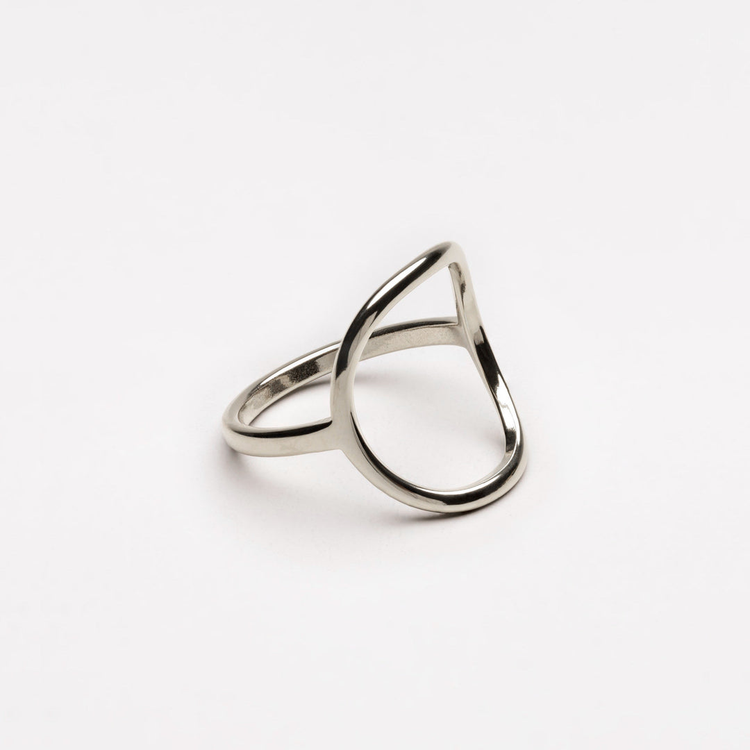 Dames sieraad: gouden ovale ring met strak design, waterbestendig.