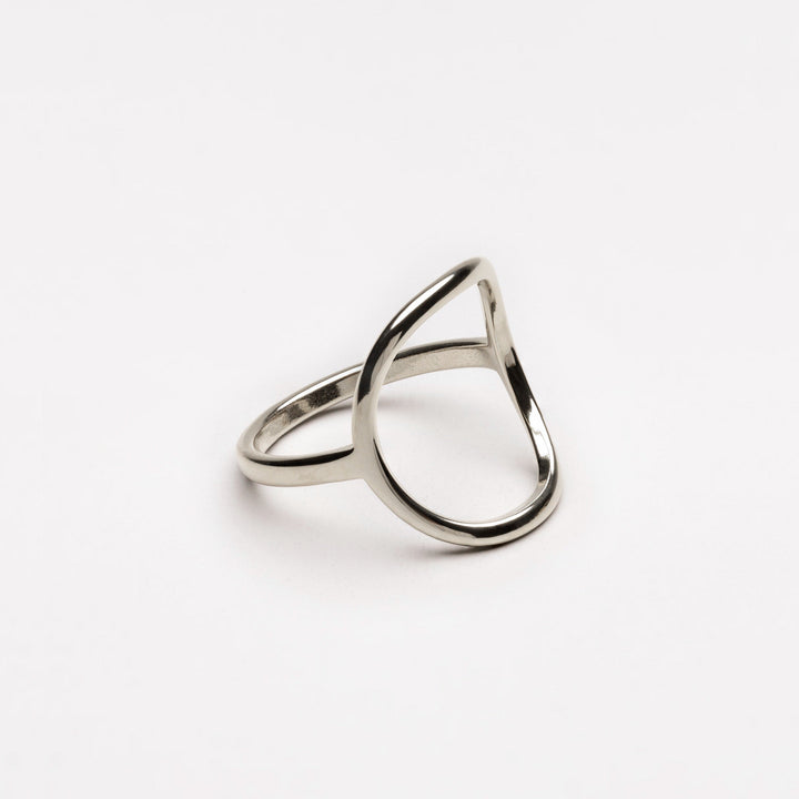 Dames sieraad: gouden ovale ring met strak design, waterbestendig.