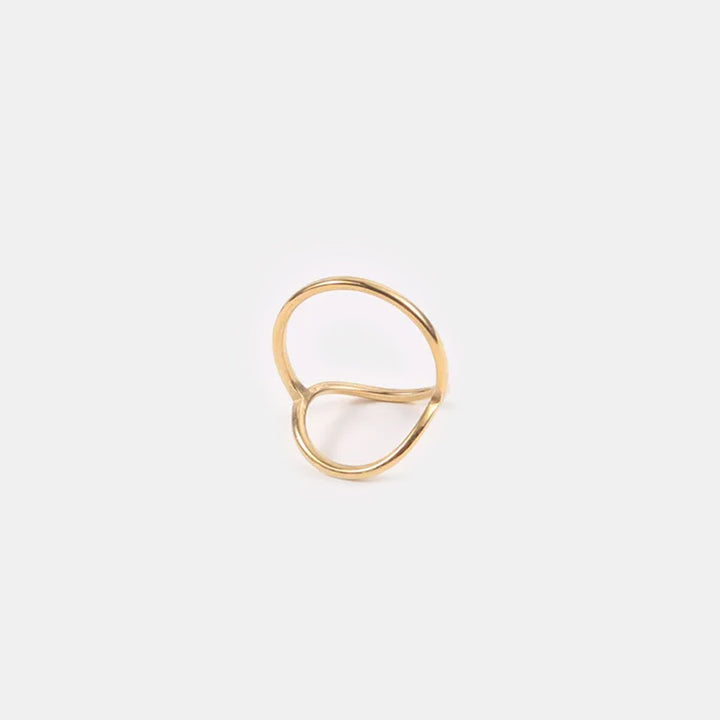 Minimalistische damesring Noa met ovale vorm, ideaal voor dagelijks gebruik.