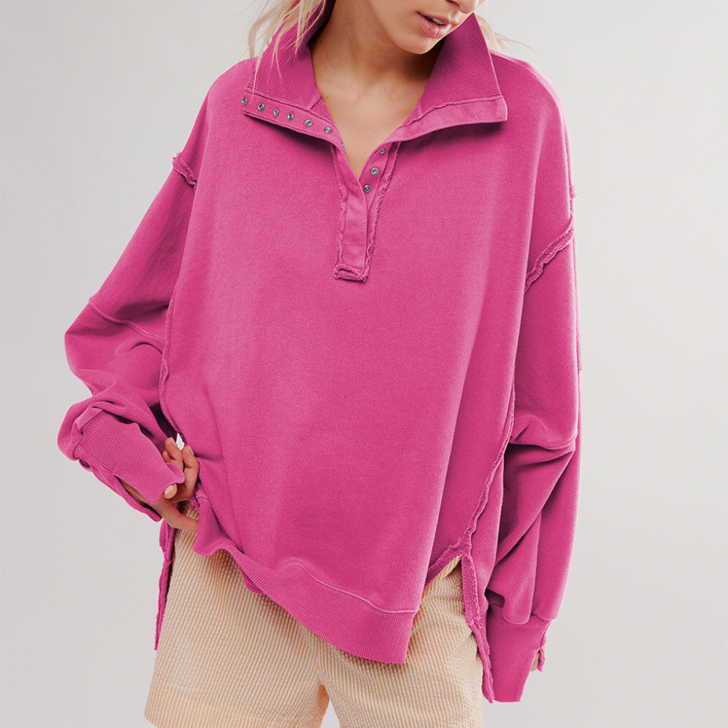 Zijaanzicht van dames oversized Henley pullover met trendy hoog-laag zoom en lange mouwen; casual en comfortabel.