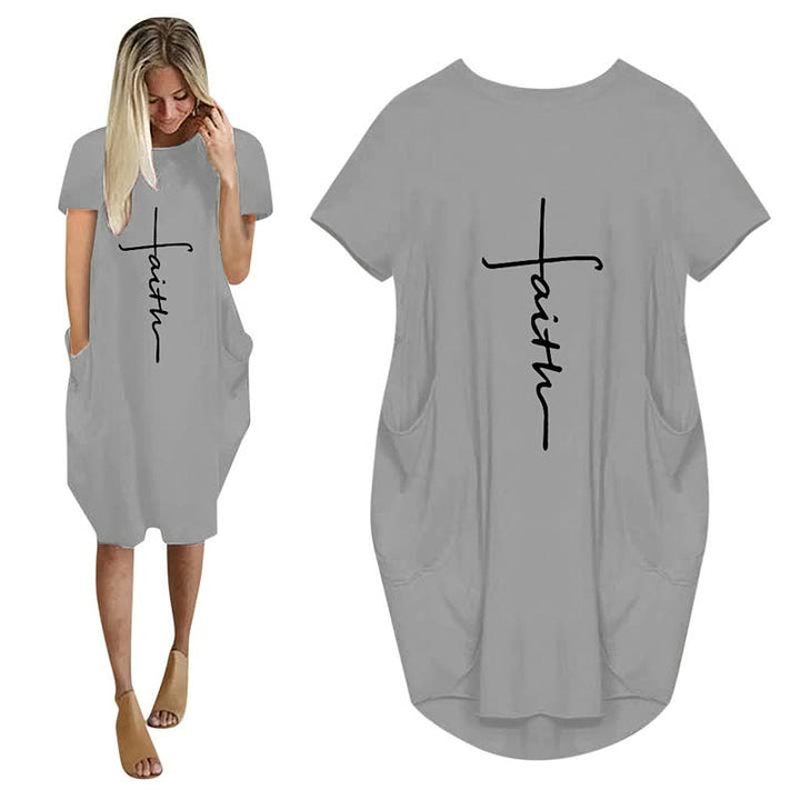 Losse pasvorm vrouwen T-shirtjurk met oversized fit, 3D letters en praktische zakken, comfortabel en modieus.