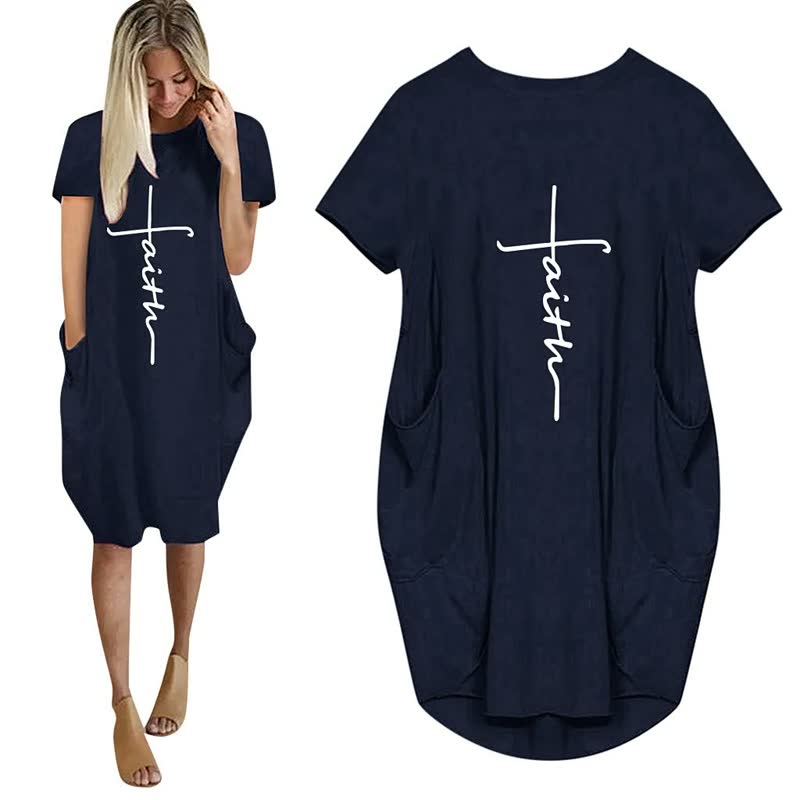 Faith Dames T-shirtjurk: oversized design met 3D letterprint en zakken, een comfortabele en modieuze feestjurk.