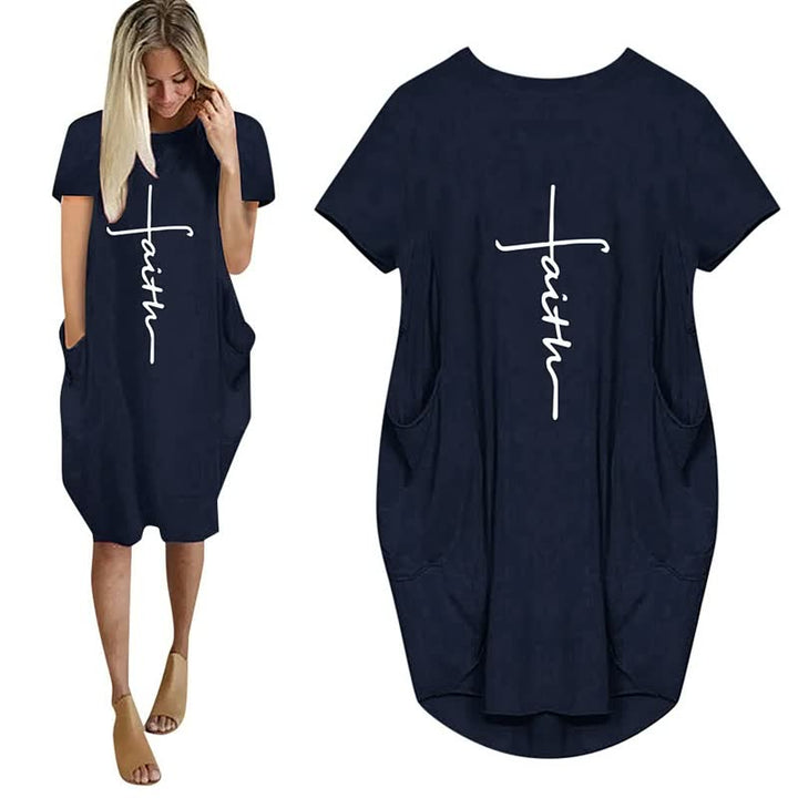 Faith Dames T-shirtjurk: oversized design met 3D letterprint en zakken, een comfortabele en modieuze feestjurk.