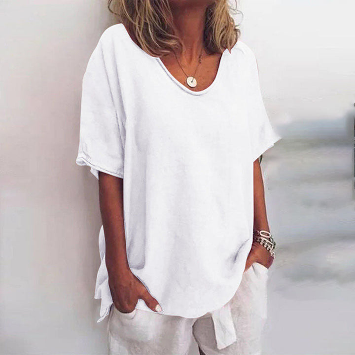 Comfortabel oversized dames T-shirt met V-hals, ideaal voor zomerse dagen en relaxte pasvorm.