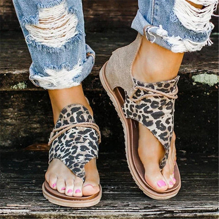 Dames panterprint sandalen met perfecte ondersteuning voor stijlvol en comfortabel zomerloopcomfort.