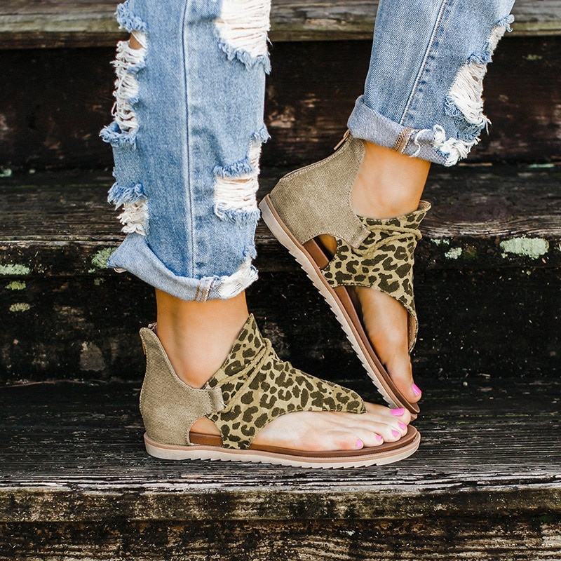 Comfortabele dames sandalen met platte zool en trendy panterprint voor optimale ondersteuning.