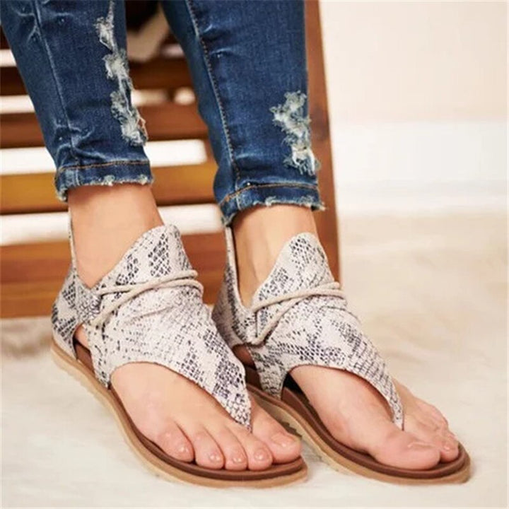 Elegante dames sandalen met een opvallende panterprint, essentieel voor modieuze zomeroutfits.