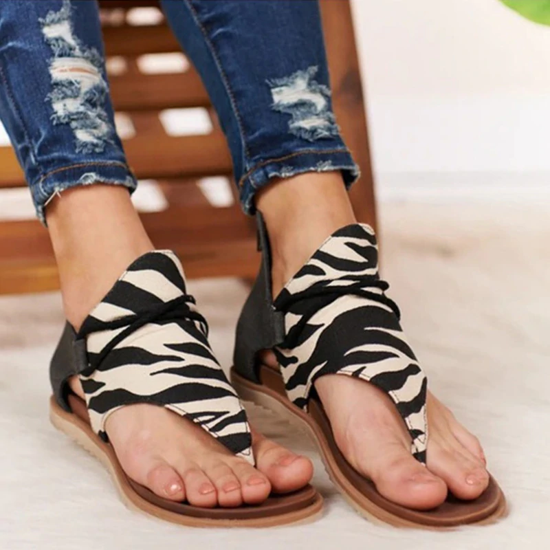 Trendy zomerschoenen: dames sandalen met een unieke panterprint voor een fashionable look.