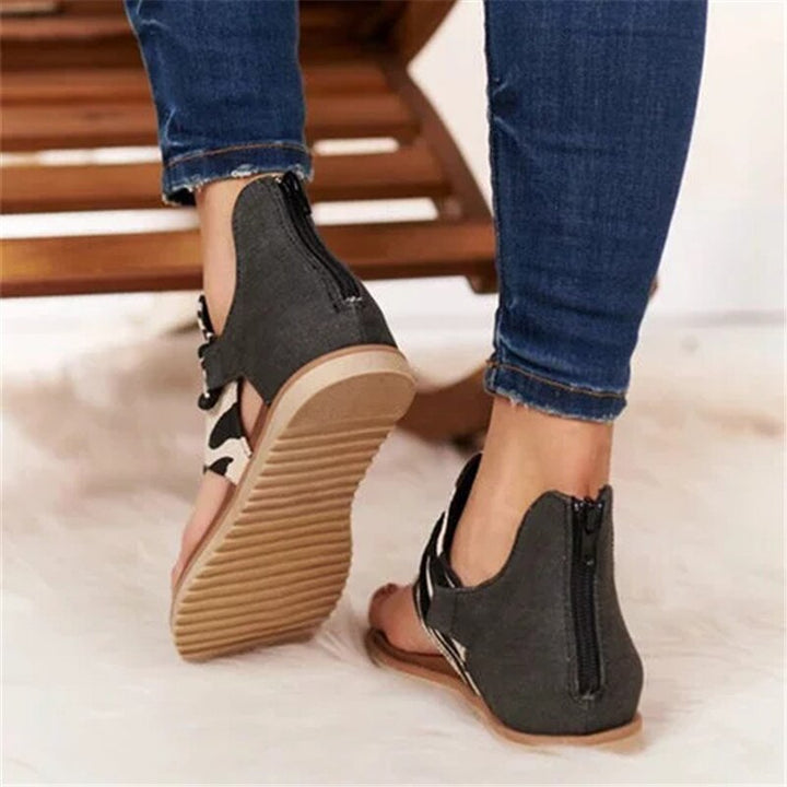 Zwarte dames sandalen met subtiele panterprint, ideaal als comfortabele en stijlvolle zomerschoenen.