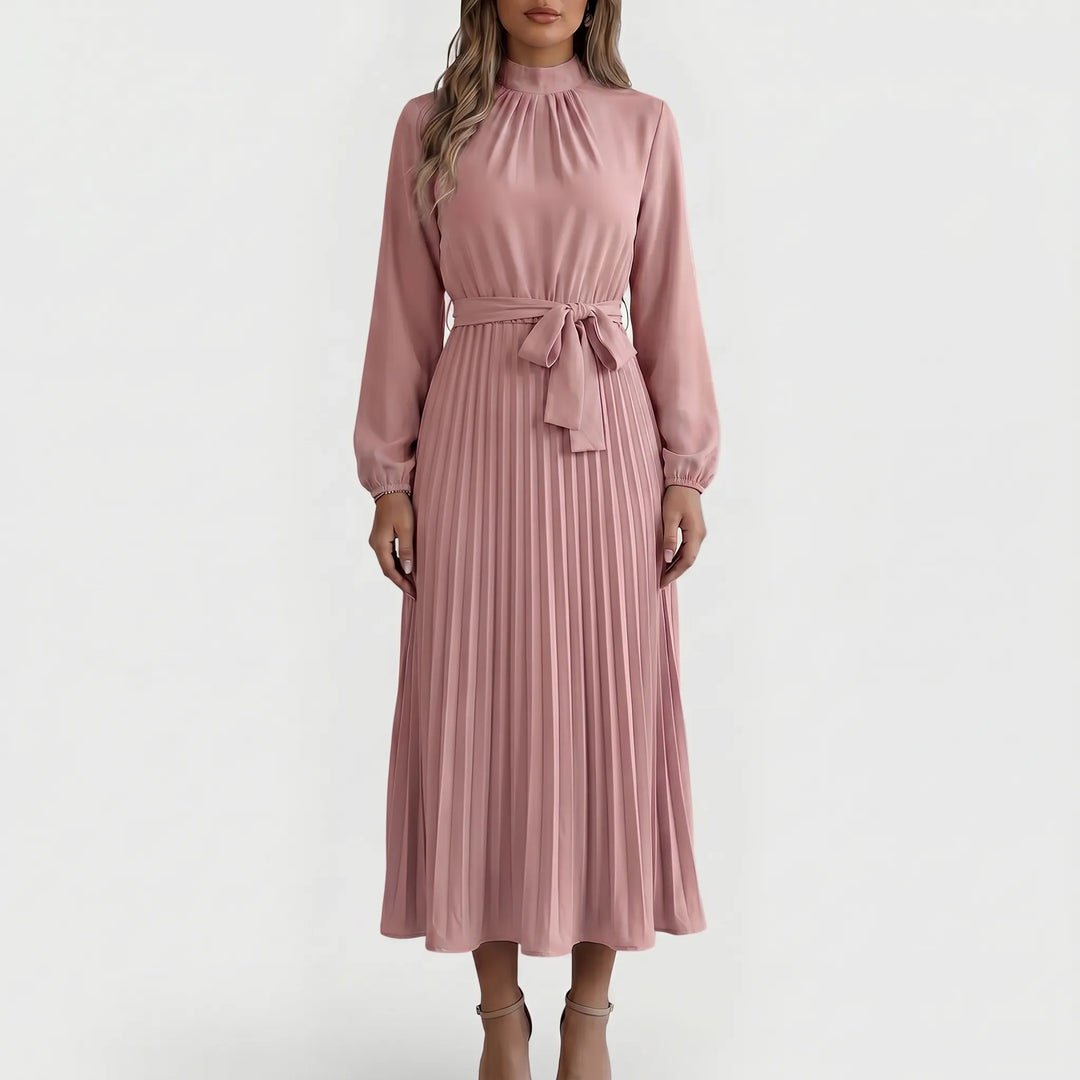 Model draagt een chique dames plooimidi jurk met lange mouwen en taille strik, ideaal voor een zakelijke look.