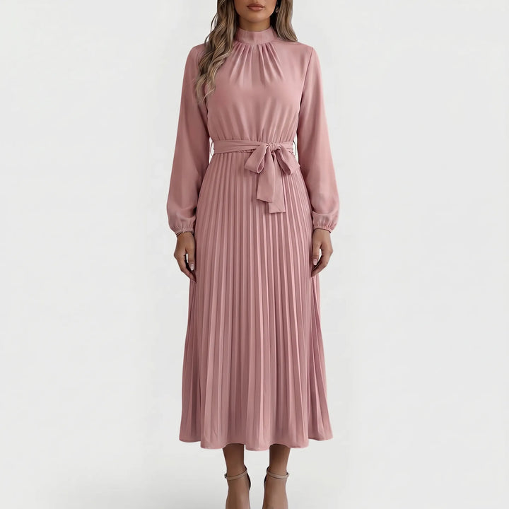 Model draagt een chique dames plooimidi jurk met lange mouwen en taille strik, ideaal voor een zakelijke look.