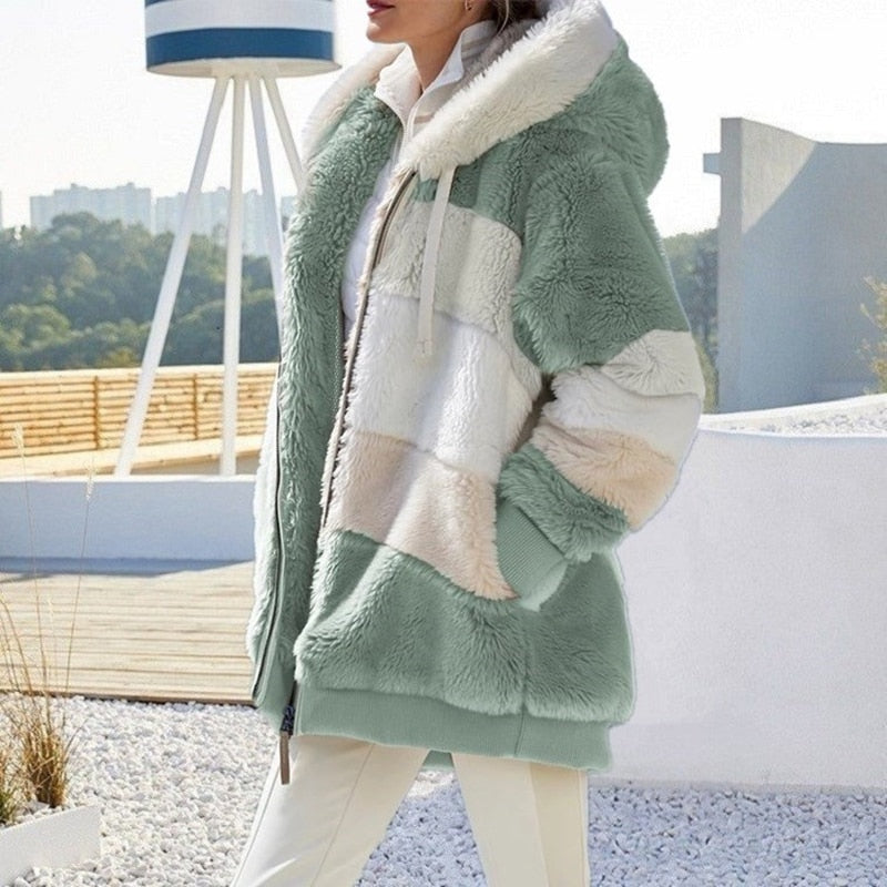 Heerlijk warm pluche damesvest met capuchon; zacht fleece voor ultiem comfort.
