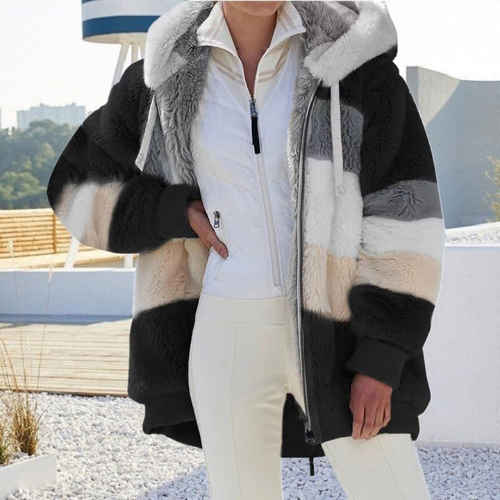 Elegant damesvest met capuchon en zacht pluche; warm en comfortabel voor thuis.