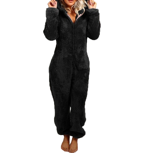 Model draagt comfortabele damespyjama, perfect als huispak of modieuze relaxkleding voor thuis.