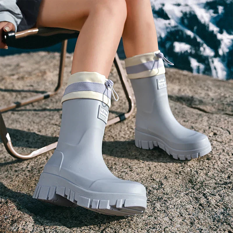 Halfhoge retro regenlaarzen voor dames; comfortabel, waterdicht en met antislipzool voor nat weer.