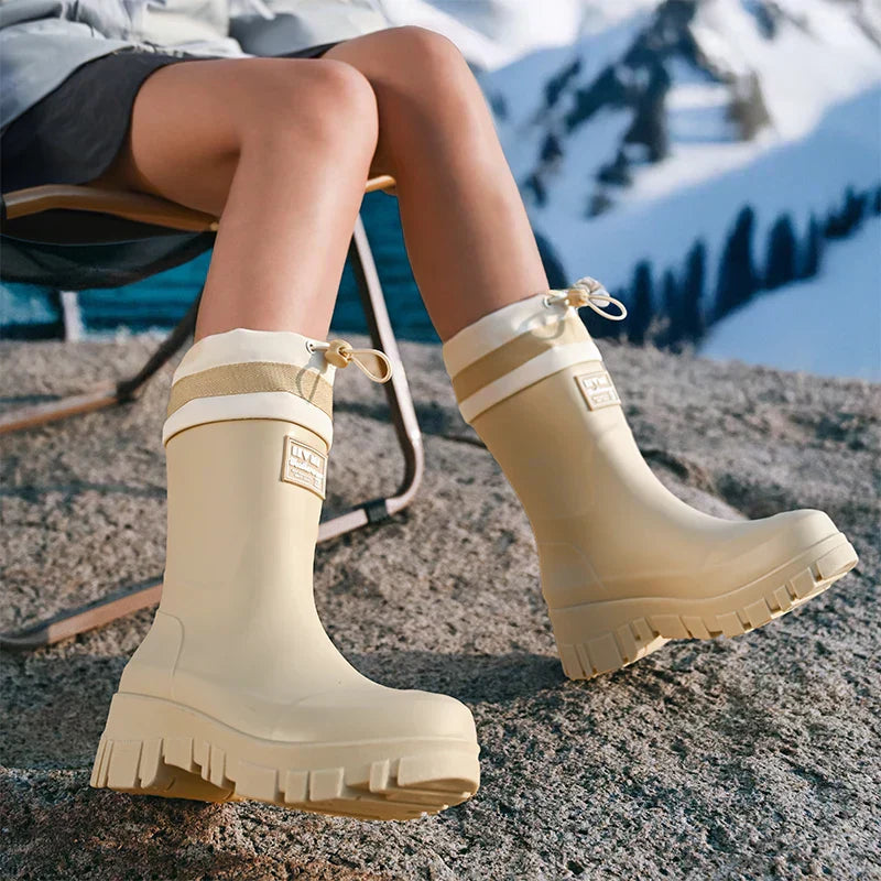 Zwarte retro regenlaarzen voor vrouwen, met antislip en waterdichte eigenschappen; comfortabel en modieus.