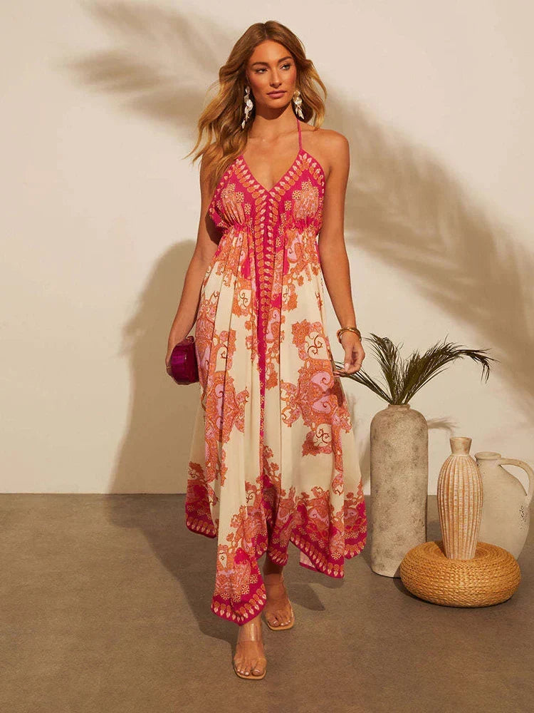 Zomerse dames maxi jurk, rood met halternek, flowy design voor strand of festival.
