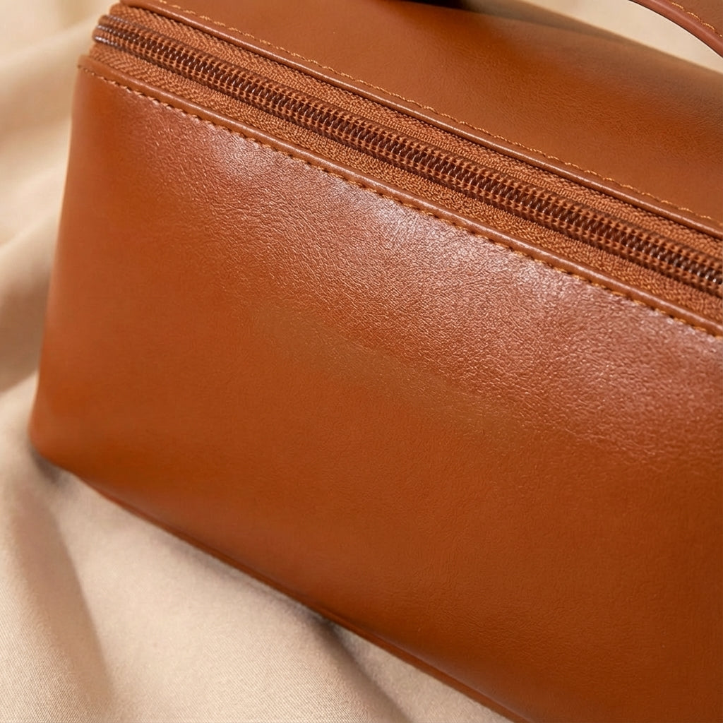 Roze dames beautycase, vierkant model, handig voor het opbergen van make-up en als reistas.