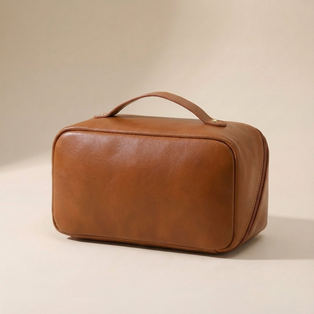 Ruime vierkante dames beautycase, toont interne organisatie voor make-up, cosmetica en reisaccessoires.