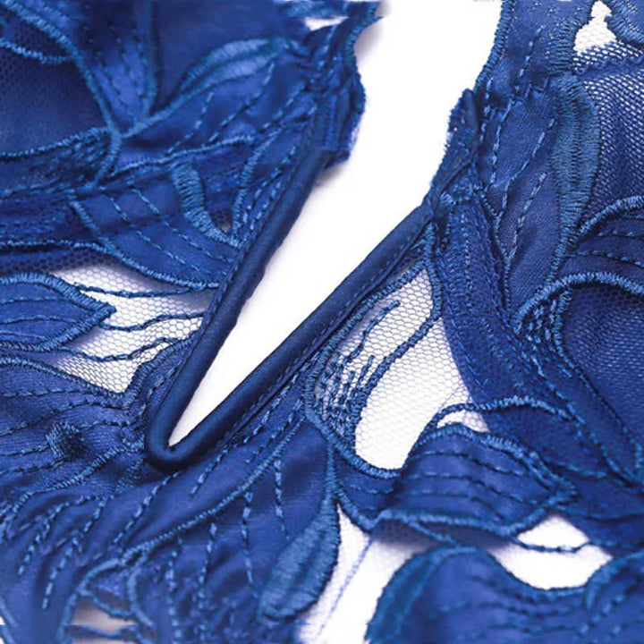 Zijaanzicht van elegante Franse kant lingerie set, toont diepe V-hals bh en slip.