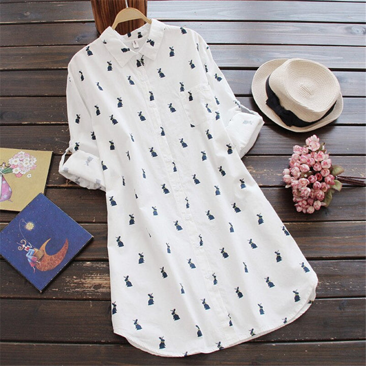 Dames shirtjurk met schattige konijnenprint, reverskraag en korte mouwen. Comfortabel en speels voor de zomer.