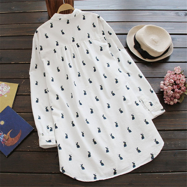 Trendy losvallende dames shirtjurk met reverskraag, korte mouwen en speelse konijnenprint. Comfortabel en stijlvol.