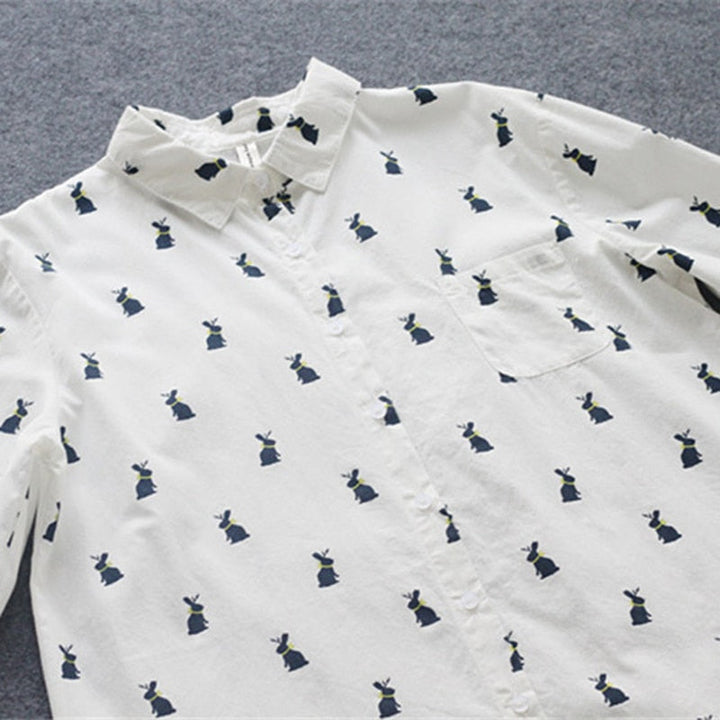 Zomerse dames shirtjurk met levendige konijnenprint. Comfortabele losse pasvorm en elegante reverskraag voor vrije tijd.