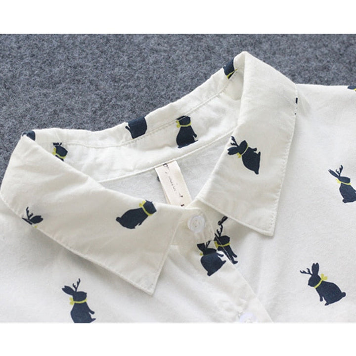 Casual dames shirtjurk, plus size vriendelijk, met vrolijke konijnenprint en chique reverskraag. Trendy en comfortabel.