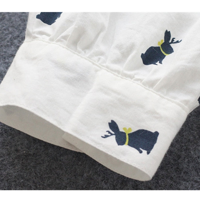 Draag deze speelse dames shirtjurk met konijnenprint en reverskraag voor een comfortabele, trendy casual look.