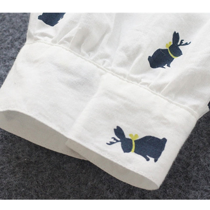 Draag deze speelse dames shirtjurk met konijnenprint en reverskraag voor een comfortabele, trendy casual look.