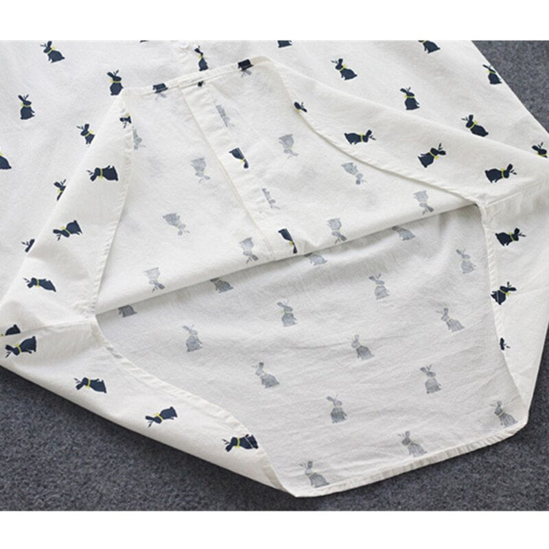 Elegante dames shirtjurk met reverskraag en korte mouwen, verfraaid met een charmante konijnenprint. Perfect voor elke dag.
