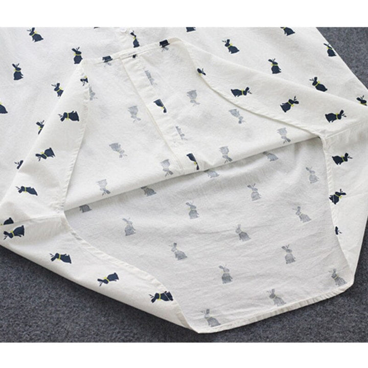 Elegante dames shirtjurk met reverskraag en korte mouwen, verfraaid met een charmante konijnenprint. Perfect voor elke dag.