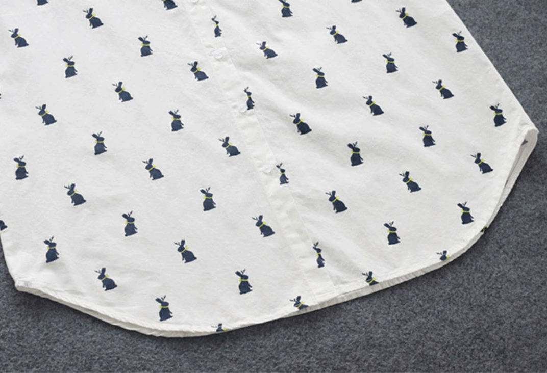 Comfortabele dames kleding: shirtjurk met levendige konijnenprint, reverskraag. Ideale losse pasvorm voor zomerse dagen.