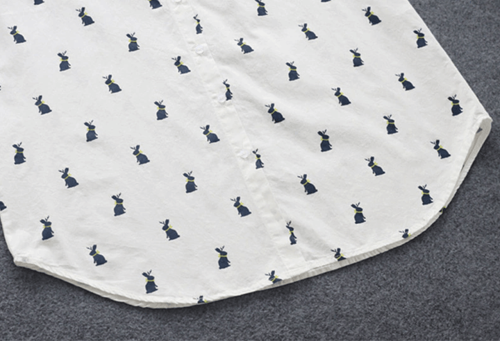 Comfortabele dames kleding: shirtjurk met levendige konijnenprint, reverskraag. Ideale losse pasvorm voor zomerse dagen.